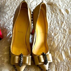 CL GORGEOUS PAIR CANT WEAR THEM ANYMORE SOME SIGNS OF WEAR no shoe box